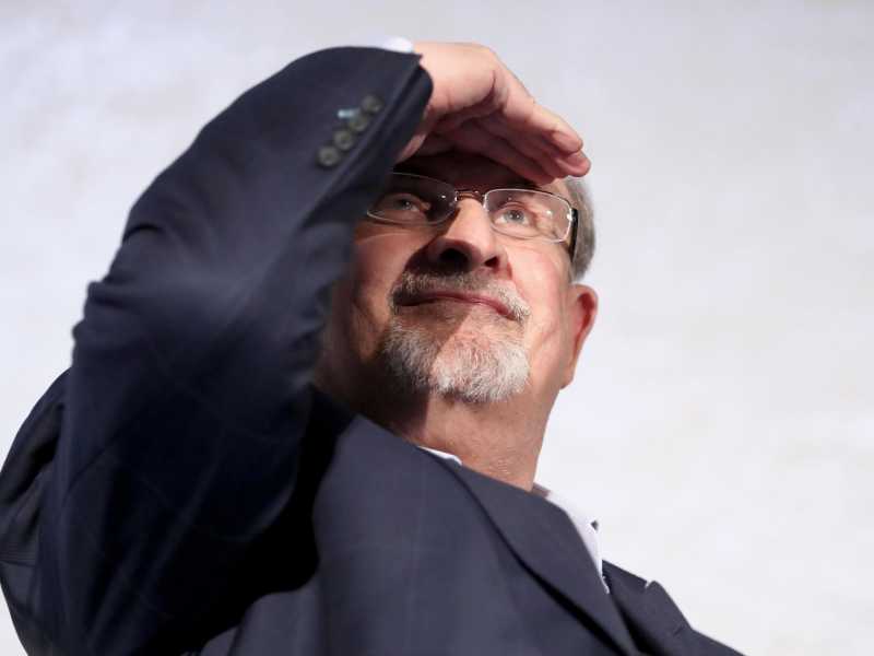 Lo scrittore <span style="font-family: Arial, Verdana, sans-serif; font-size: 12px;">Salman Rushdie durante la presentazione di un libro nel 2019 (Ansa)</span>