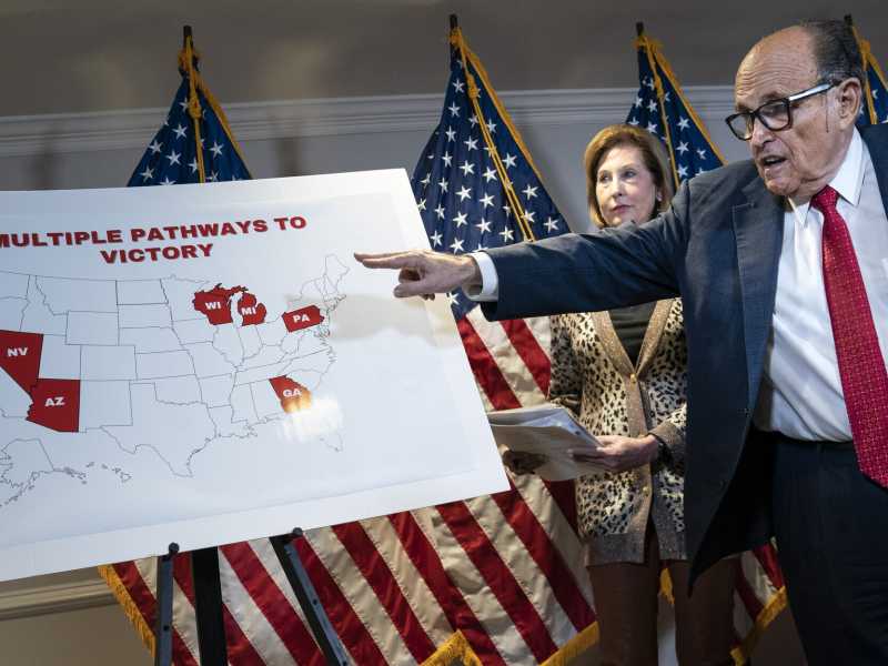 Giuliani indica una mappa mentre spiega le cause legali legate alle elezioni del 2020, Washigton (Getty Images)&nbsp;<br />
