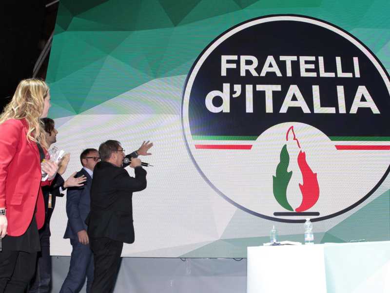 Il vero problema della fiamma di Fratelli d'Italia è il tricolore