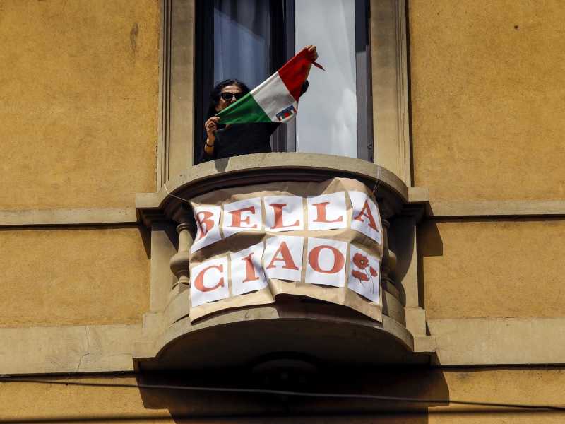 Flashmob "Bella Ciao in ogni casa" lungo il Naviglio Grande a Milano, 25 aprile 2020 (foto Ansa/Mourad Balti Touati) <br />