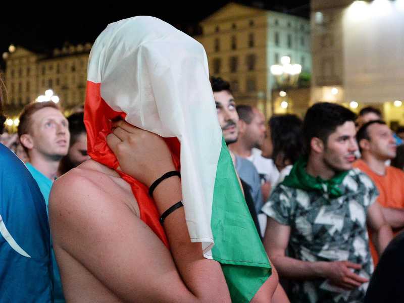 &nbsp;Un tifoso si dispera durante una partita della nazionale italiana di calcio (Ansa)