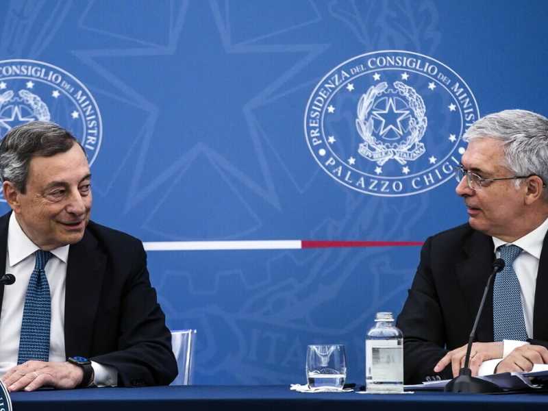 &nbsp;Mario Draghi e Daniele Franco durante una conferenza stampa del governo (Ansa)