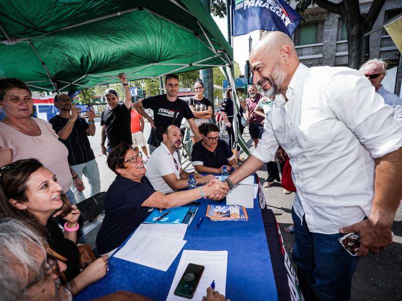 l segretario di Italexit Pierluigi Paragone presso un banchetto di raccolta firme (Ansa)
