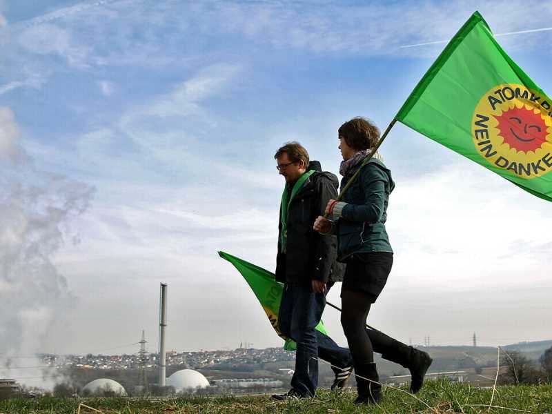 Alcuni attivisti camminano nei pressi della centrale nucleare di Neckarwestheim, in Germania (Getty Images) <br />