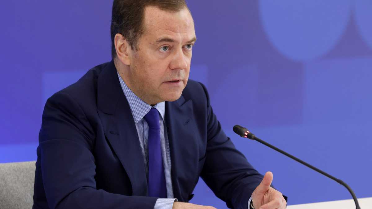 Immagine di L'intrusione di Medvedev sulle elezioni in Europa: "Punire i governi". È scontro tra Letta, Salvini e Meloni