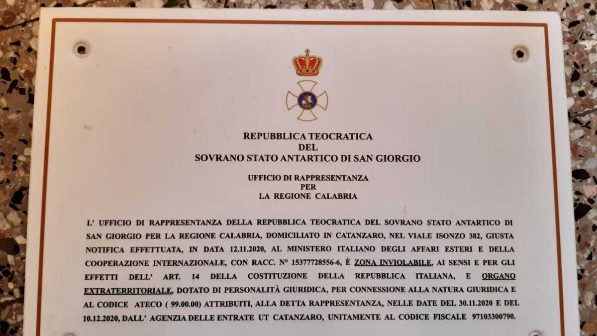 Immagine di L'ex generale della Finanza che si è inventato uno stato in Antartide truffando 700 persone