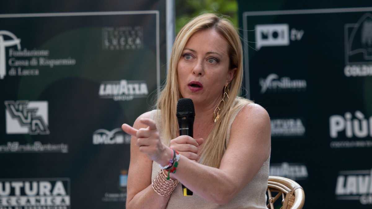 Immagine di Giorgia Meloni la butta in caciara. Ma se il duello resta sul web, resta per sempre