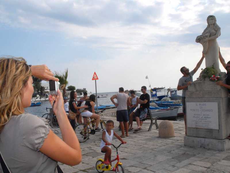  La statua dedicata a Manuela Arcuri a Porto Cesareo (Ansa)