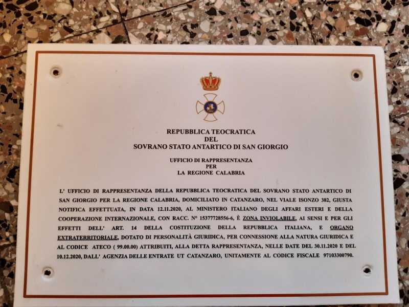 Una "sede diplomatica" falsa dello "Stato Teocratico Antartico di San Giorgio" (Foto Polizia di Stato) <br />&nbsp;<br />