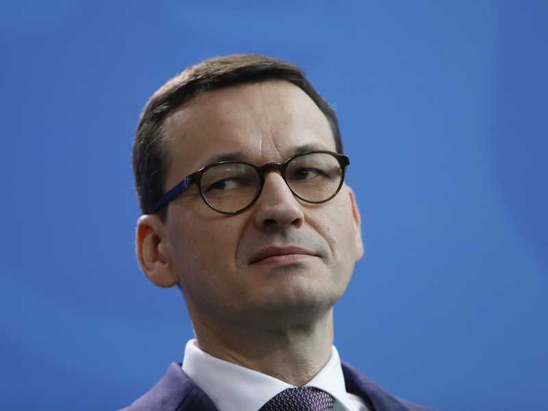 Il primo ministro polacco Mateusz Morawiecki durante una conferenza stampa in Germania nel 2018 (Getty Images) <br />