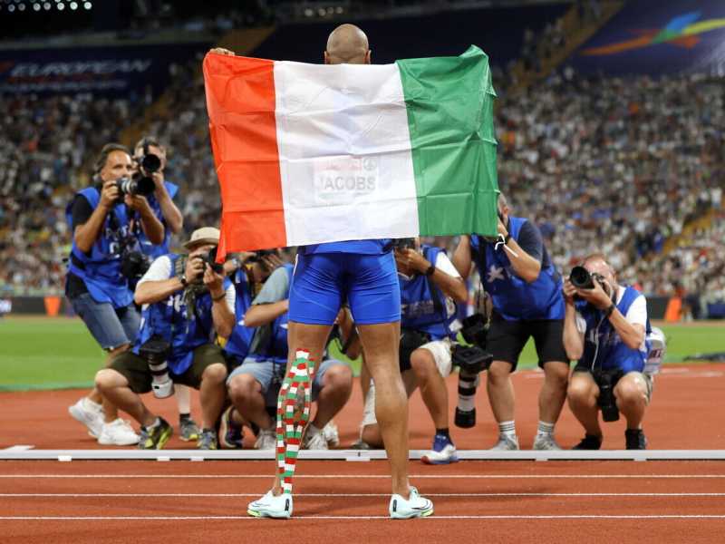 Marcell Jacobs festeggia la vittoria nei 100 metri agli Europei di atletica leggera a Monaco di Baviera (Ansa)