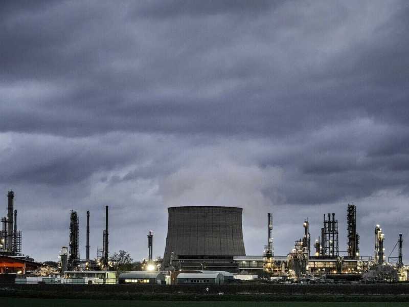 Una raffineria in Germania: il bando ai motori endotermici &egrave; previsto a partire dal 2035 (foto LaPresse)&nbsp;<br />