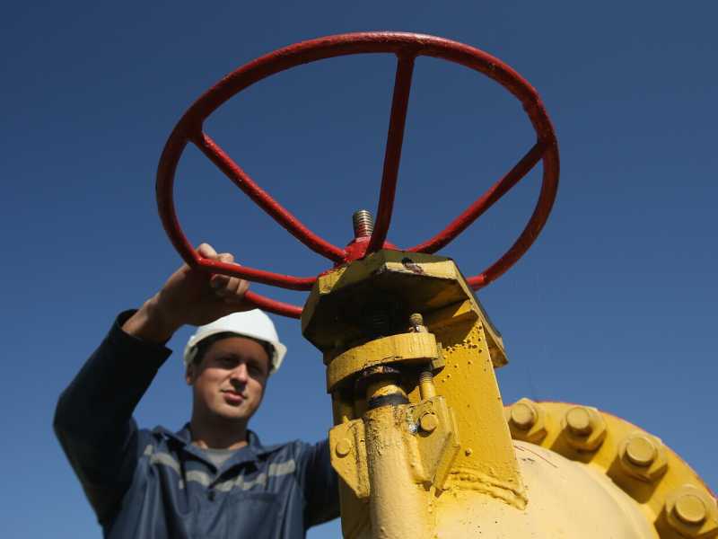Un lavoratore chiude un valvola in un impianto di produzione di gas (Getty Images)