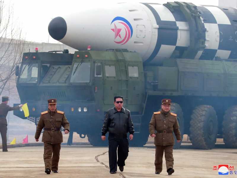 Kim Jong Un, al centro, durante un lancio di prova di un missile balistico intercontinentale (Agenzia centrale dell'informazione della Corea del nord)<br />