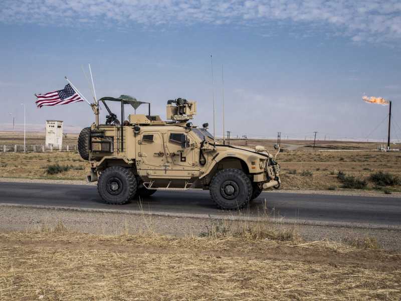 Un blindato americano pattuglia una strada nella Siria orientale (foto Ansa)