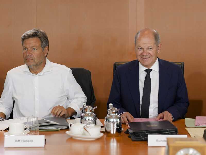 Robert Habeck, a sinistra, Olaf Scholz, a destra, via LaPresse <br />