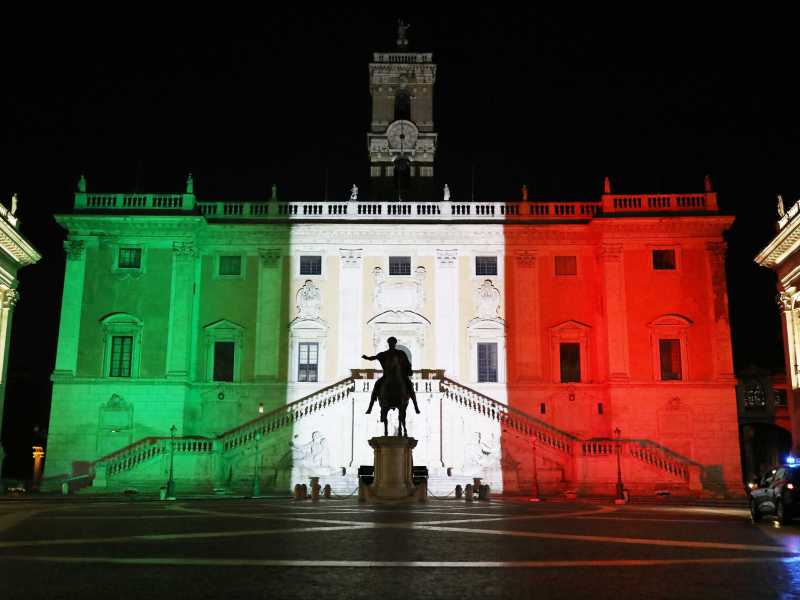 I colori della bandiera italiana proiettati sul Palazzo Senatorio a Roma (Getty Images)&nbsp;<br />