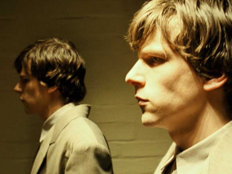 Una scena di Il sosia - The Double, un film del 2013 diretto da Richard Ayoade, ispirato all'omonimo romanzo di Dostoevskij. <br />