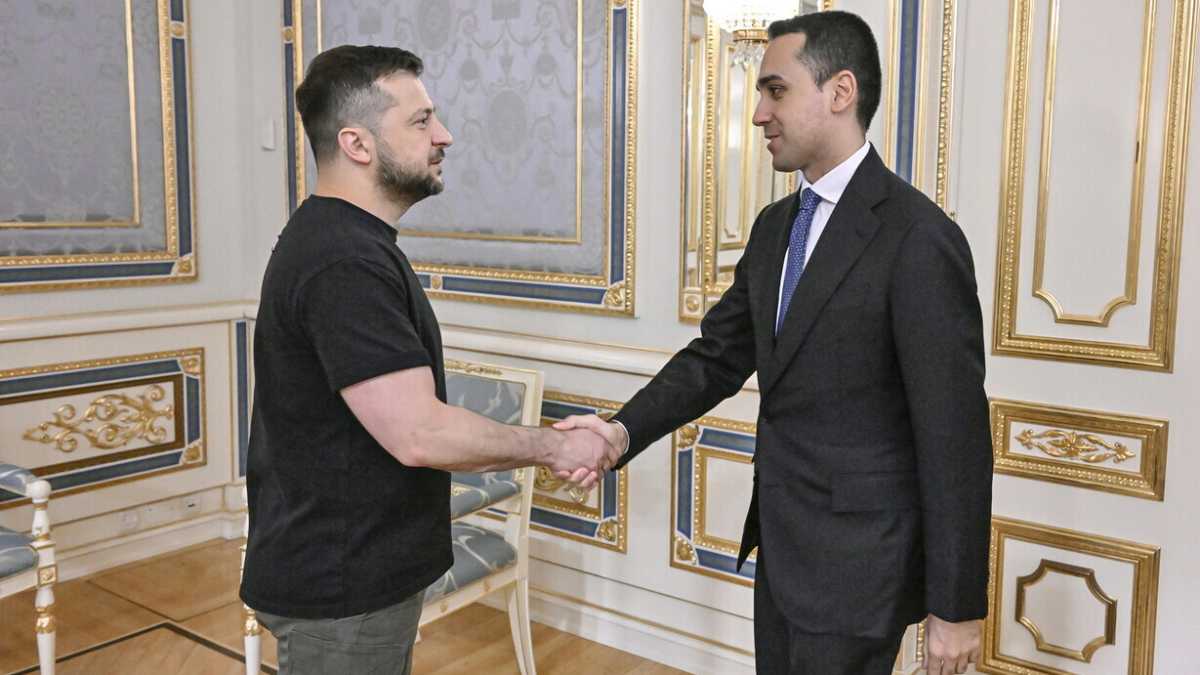 Immagine di Di Maio: "Negli occhi di Zelensky il coraggio di un popolo, da noi c'è chi si volta dall'altra parte"