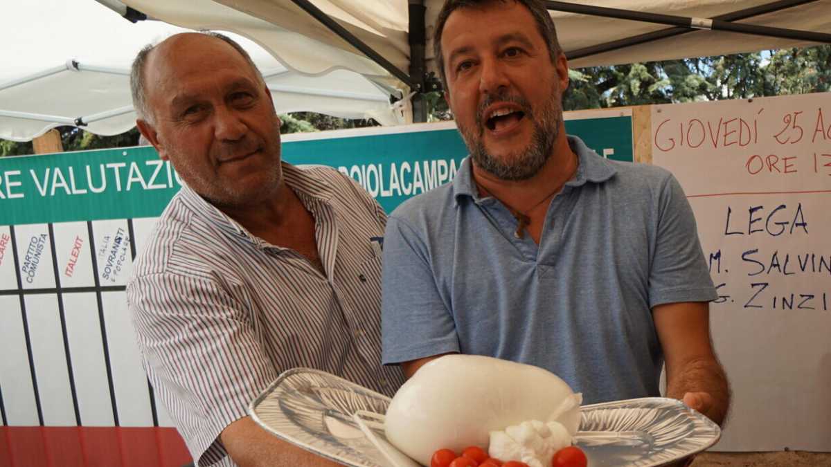Immagine di Salvini e il bisturi per le liste. Nella Lega c'è chi agita i ricorsi