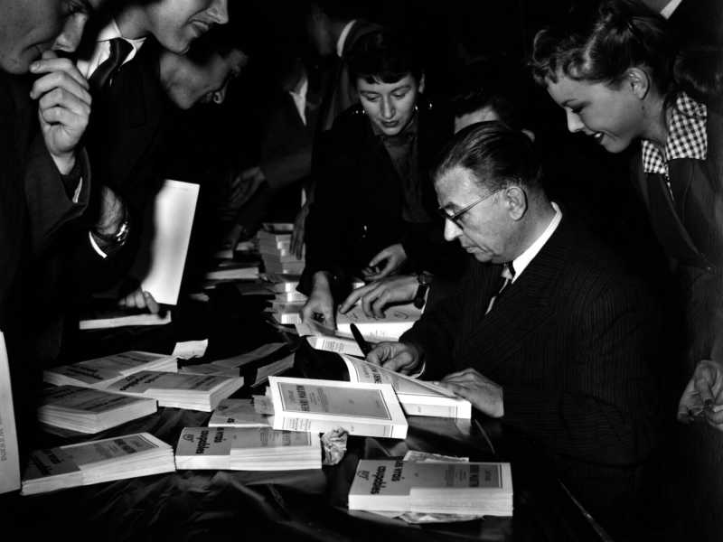 &nbsp;Jean Paul Sartre autografa il libro "L'affaire Henry martin", a Parigi nel 1953 (LaPresse)<br />