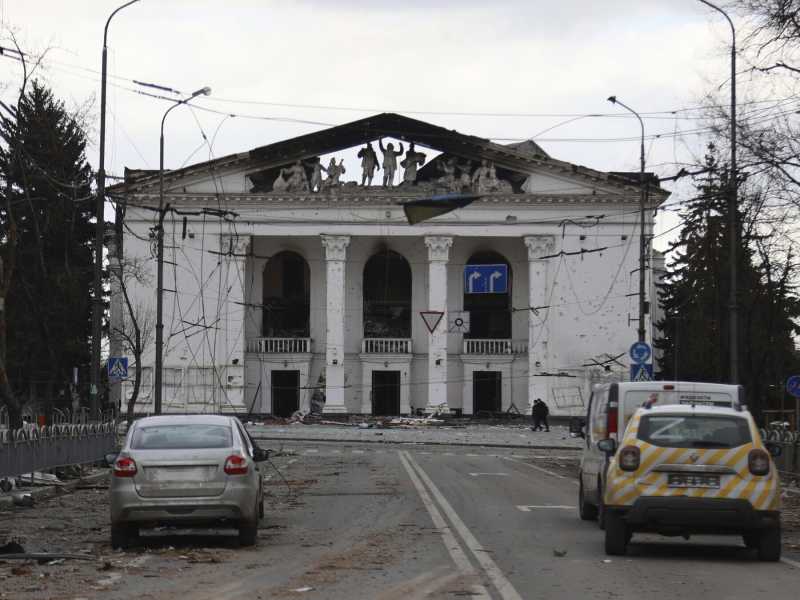 Il teatro di Mariupol (LaPresse)
