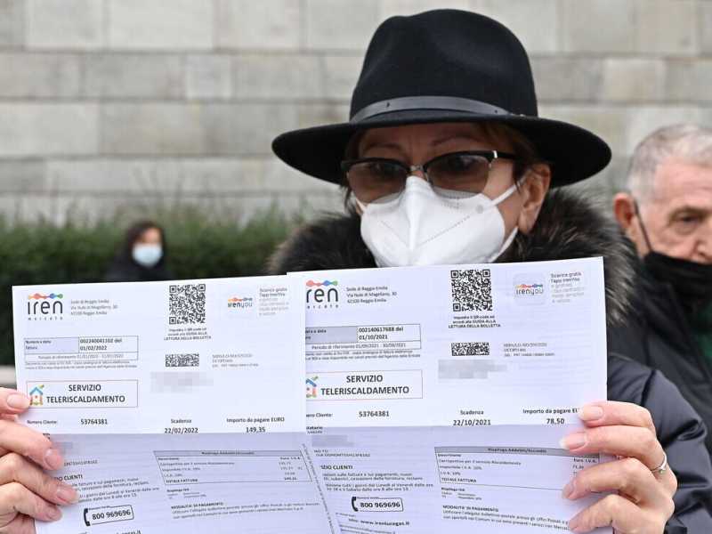 Manifestazione contro il caro bollette a Torino, lo scorso febbraio (Ansa)