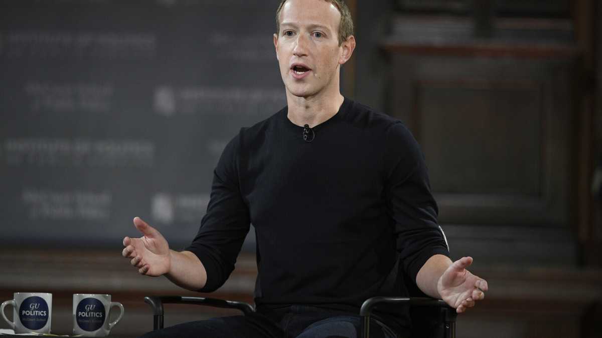Immagine di Un freddo, robotico e persino stressato Zuckerberg in televisione