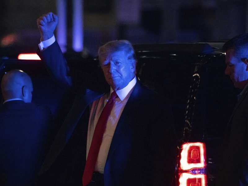 Donald Trump durante il raid dell'Fbi a Mar-a-Lago (LaPresse)&nbsp;