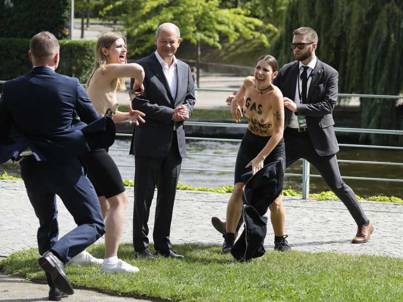Scholz colto di sorpresa da due attiviste di Femen che reclamano l&rsquo;embargo del gas russo, domenica scorsa alla cancelleria (foto Ap)&nbsp;<br />