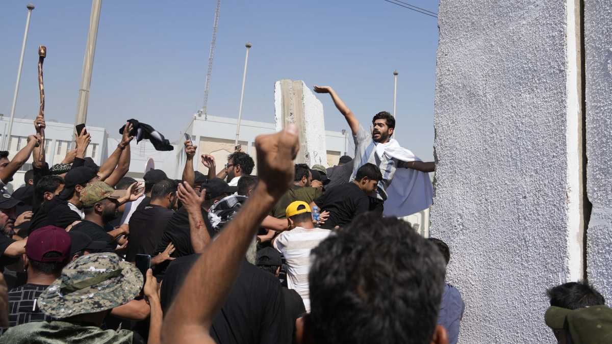 Immagine di In Iraq, Muqtada al Sadr si ritira e i suoi assaltano le istituzioni