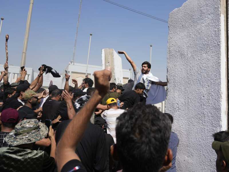 I sadristi assaltano la Green Zone, il quartiere delle istituzioni a Baghdad (foto LaPresse)