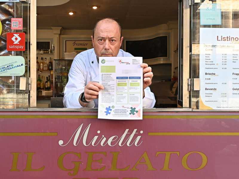 Titolare di una gelateria espone la bolletta della luce triplicata (Foto Ansa)&nbsp;<br />