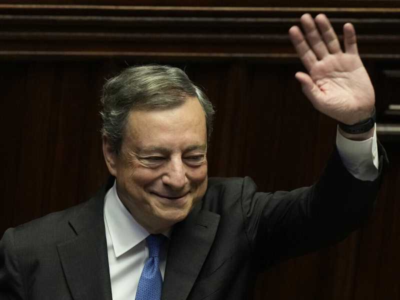 Draghi sos. Salvini lo implora sul gas. Il premier: "Ora mi vogliono dare i pieni poteri..."