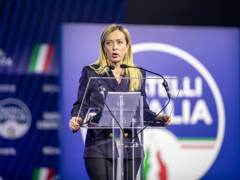 Giorgia Meloni sul palco di un evento pubblico di Fratelli d'Italia a Milano (LaPresse)