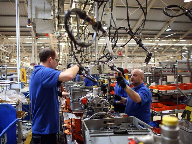 Persone al lavoro in una fabbrica (Getty Images)