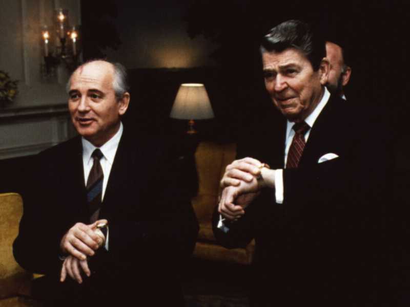 Mikhail Gorbaciov, ultimo leader dell&rsquo;Unione sovietica, mentre sincronizza l'orologio con Ronald Reagan, presidente degli Stati Uniti d'America (Getty Images)<br /><br />