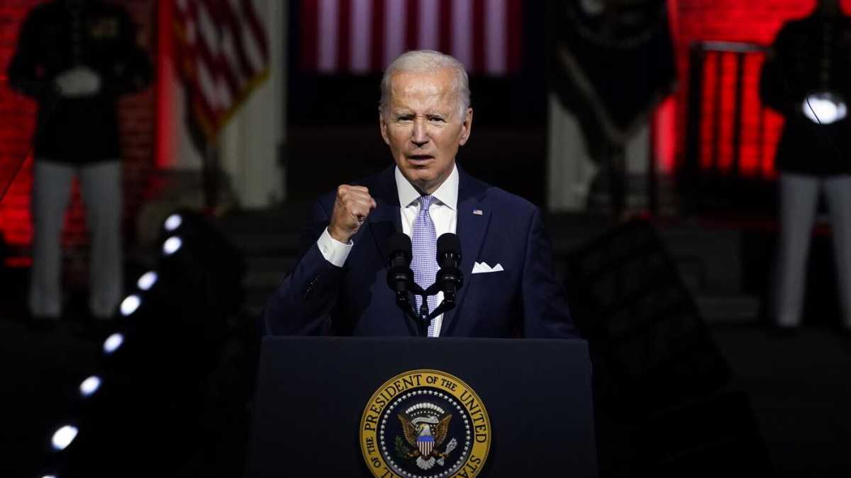 Immagine di Biden (ri)denuncia l’estremismo trumpiano e molti dicono: fa regali alla destra