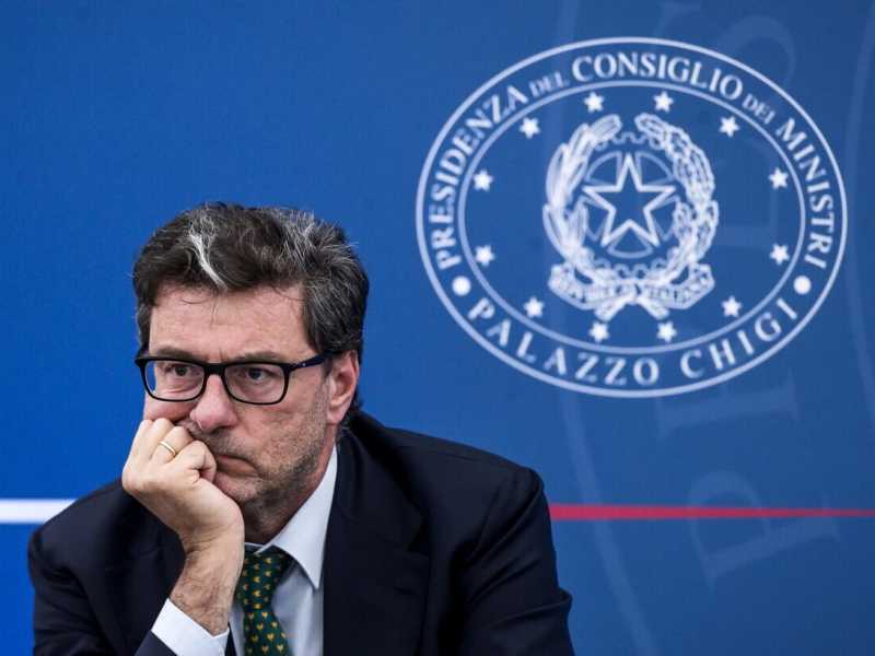  Giancarlo Giorgetti durante una conferenza stampa (Ansa)