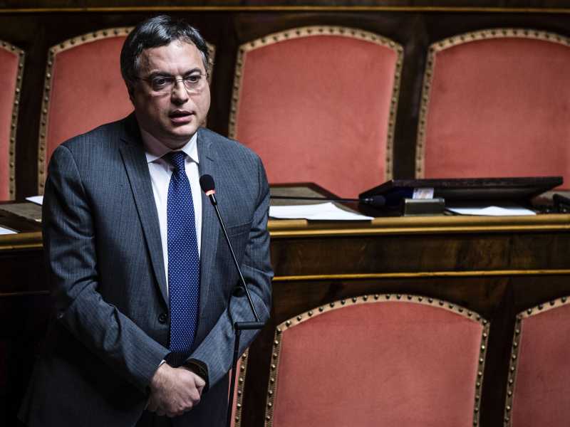 &nbsp;Andrea Augello durante un discorso in Parlamento (Ansa)