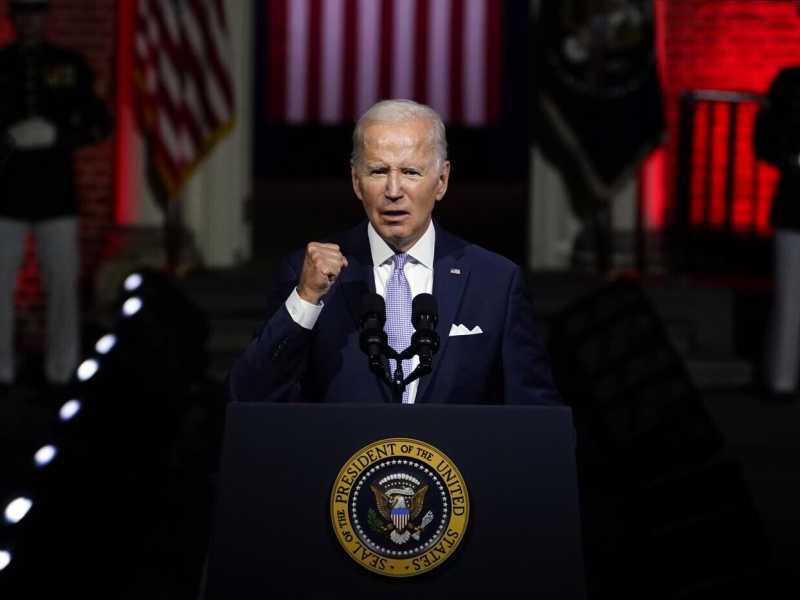 Biden (ri)denuncia l’estremismo trumpiano e molti dicono: fa regali alla destra