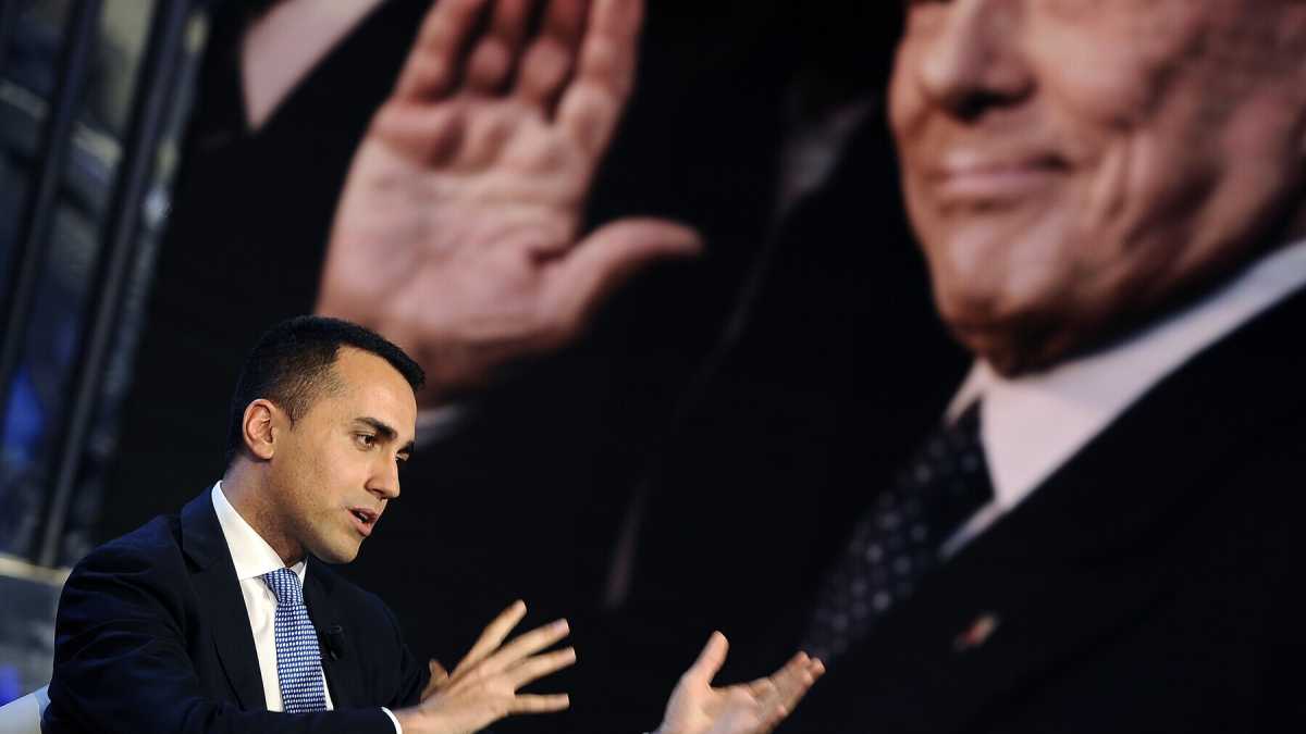 Immagine di Dai vertici del consenso all’abisso dello sberleffo. I partiti di plastica, alla lunga, hanno generato politici di cartapesta
