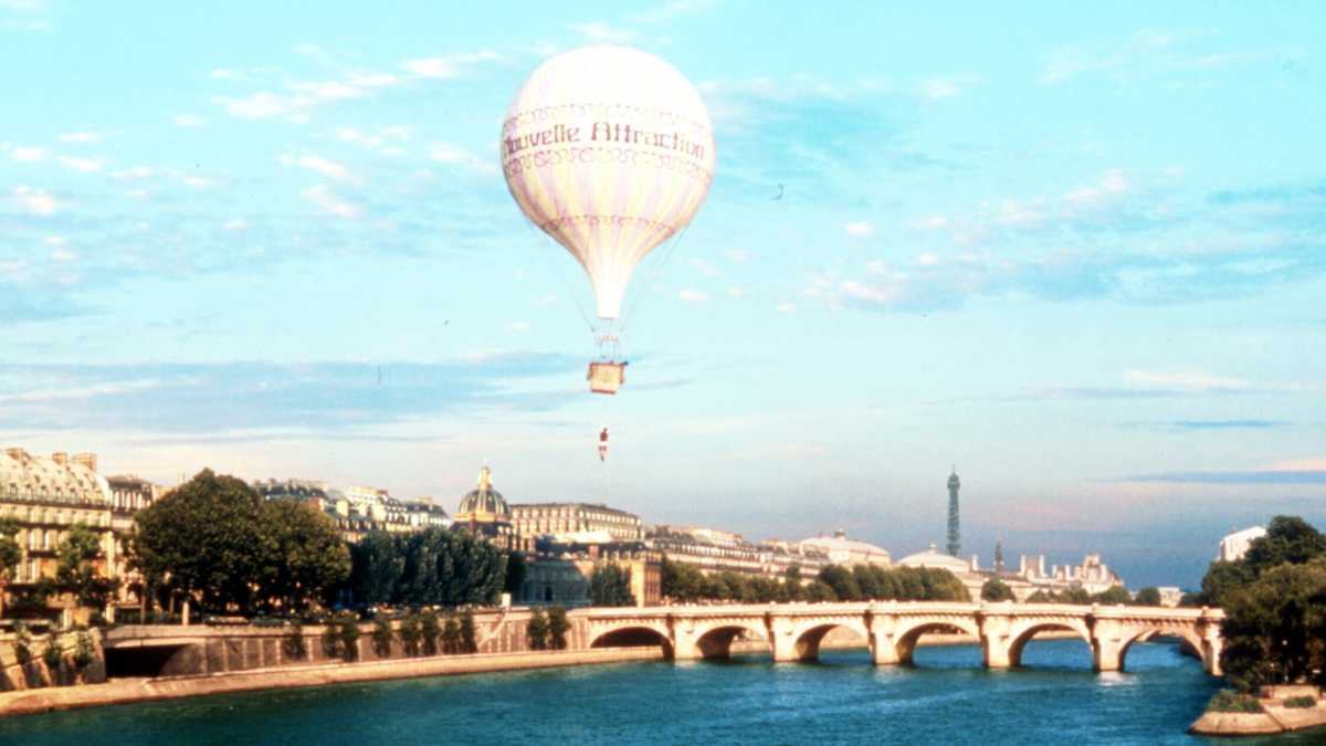 Immagine di Metti Maupassant e Sarah Bernhardt in mongolfiera, in volo su Parigi