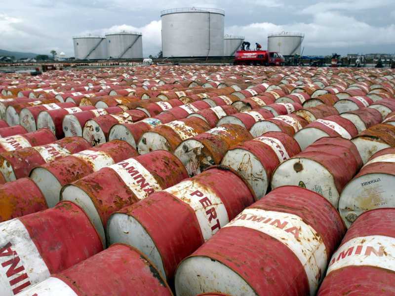 &nbsp;Un deposito di barili di petrolio (Ansa)