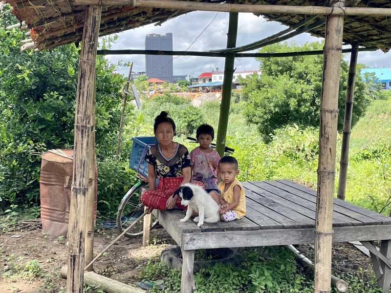 Una famiglia birmana che vive al confine tra Thailandia e Myanmar ci indica gli edifici di Shwe Kokko oltre il fiume: "I casinò sono più in là"