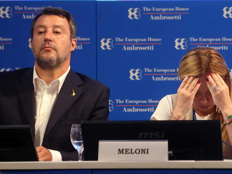 Giorgia Meloni si mette le mani nei capelli durante un panel tra i principali leader politici italiani al Forum Ambrosetti (Ansa)&nbsp;<br />