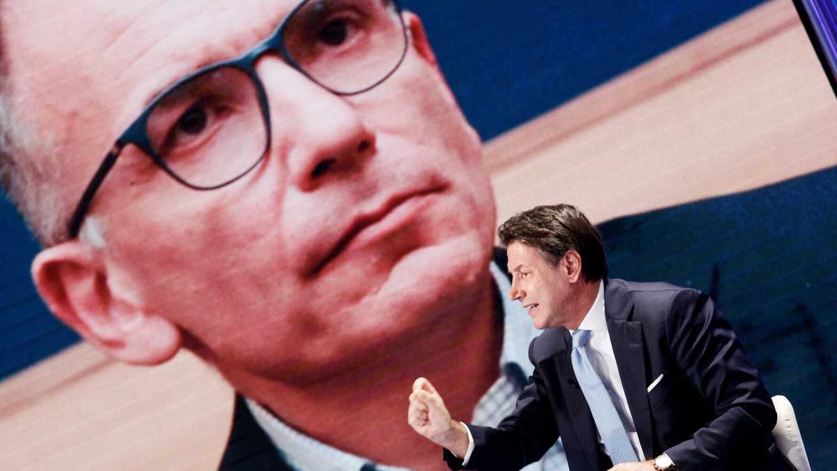 Immagine di Nel Pd riparte il tiro al segretario (che intanto soppesa Conte)