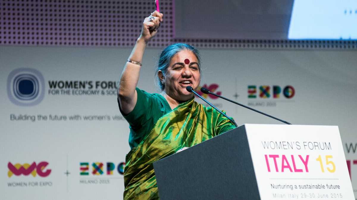 Immagine di Vandana Shiva, da lodata ecofemminista a cospirazionista