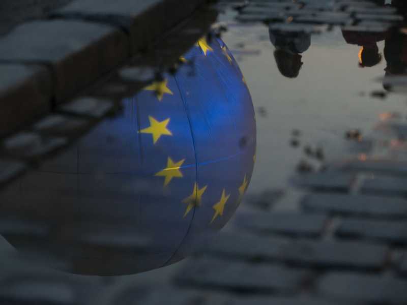 La bandiera europea si rispecchia in una pozzanghera (Getty Images)