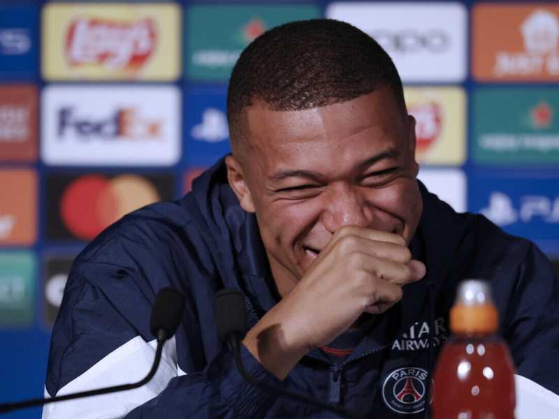 Kylian Mbapp&egrave; ride dopo la domanda in conferenza stampa sull'uso del jet privato (Ansa)&nbsp;<br />
